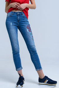 Calças jeans magras com flores pintadas