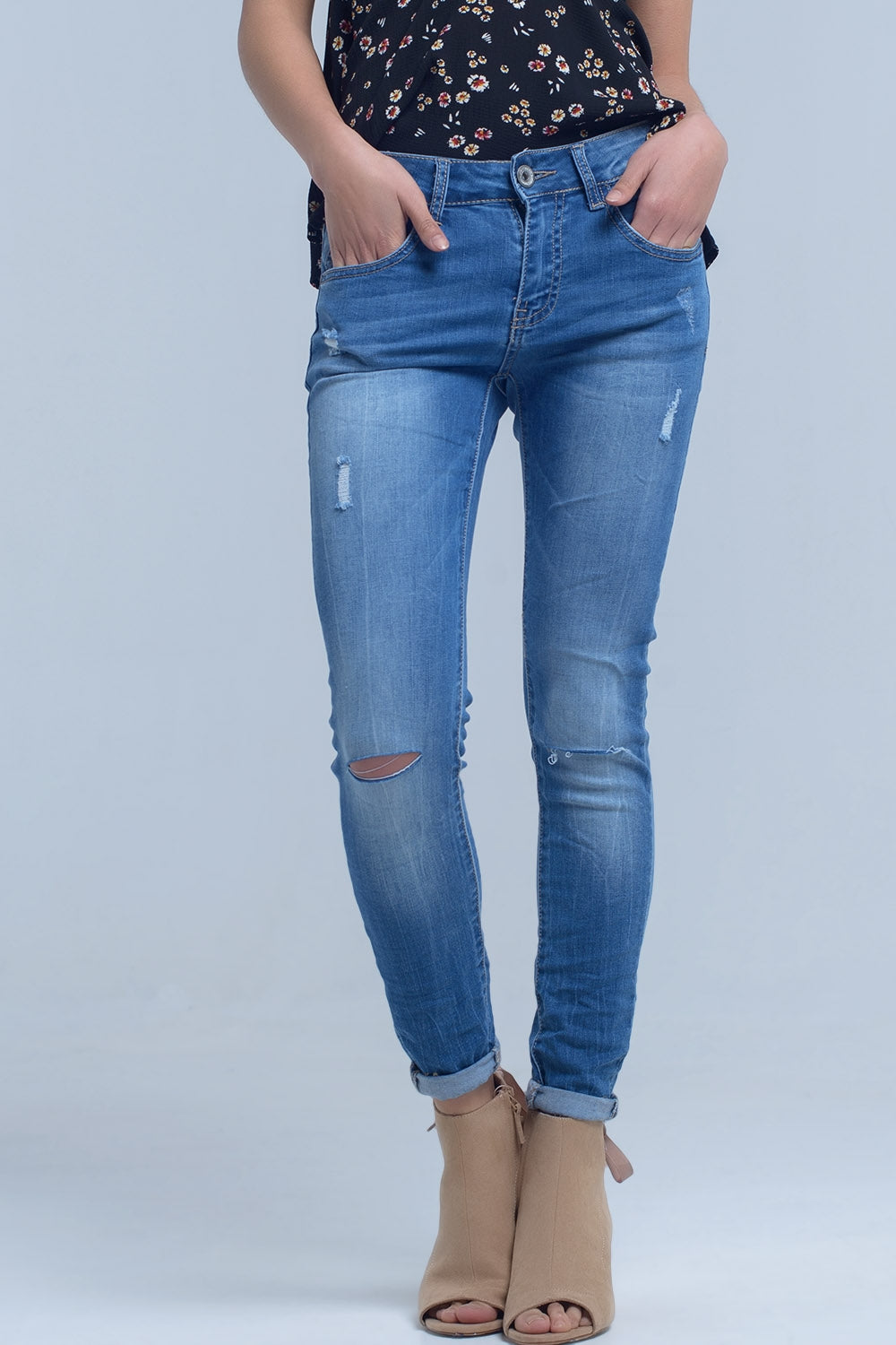 Q2 Calças jeans magras com joelho rasgado