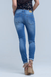 Calças jeans magras com joelho rasgado