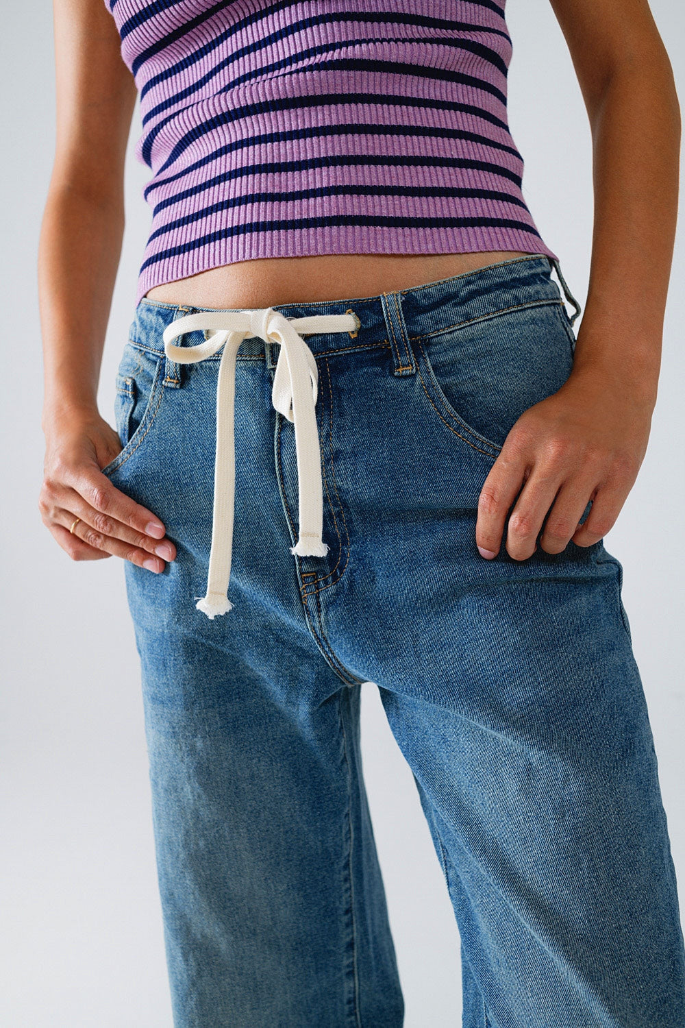 Calças justas azuis com cordão