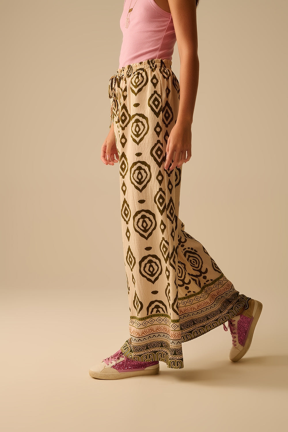 Calças largas cáqui com estampa boho