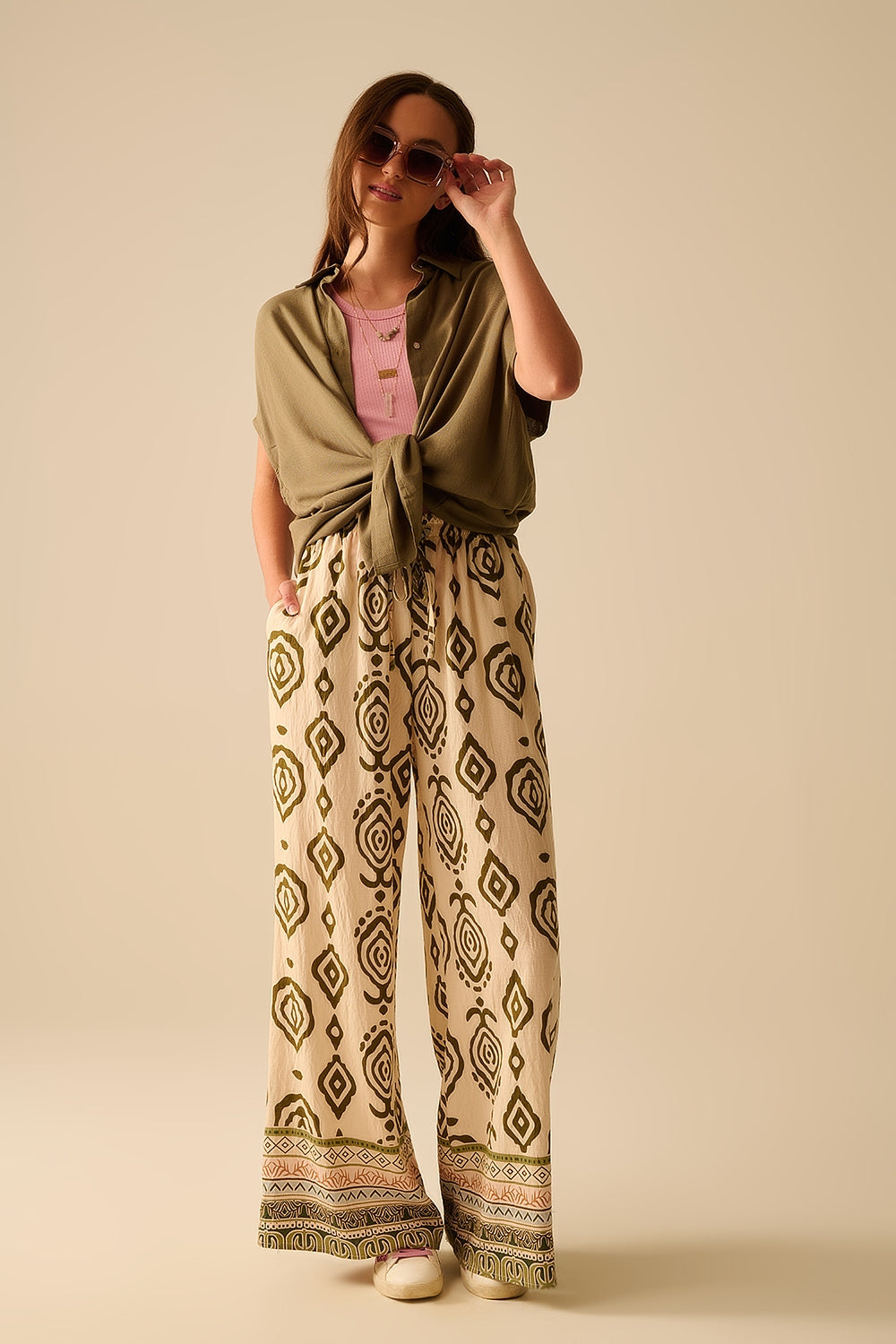 Calças largas cáqui com estampa boho