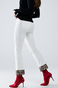 Calças largas de bombazina creme com estampado de leopardo na parte inferior