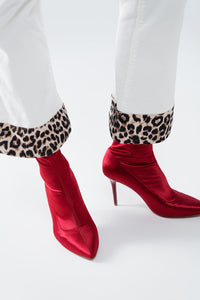 Calças largas de bombazina creme com estampado de leopardo na parte inferior