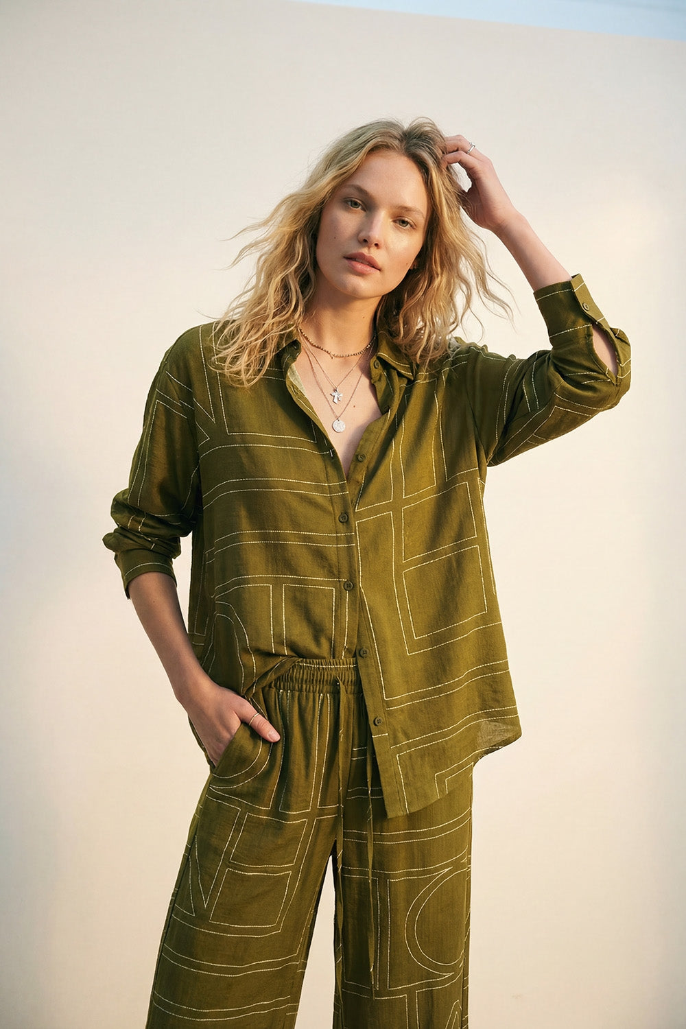 Calças largas de tecido fino fluido com estampado gráfico Olive