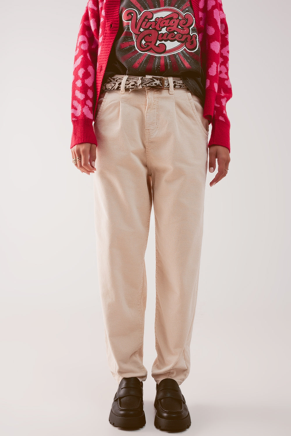 Q2 Calças largas de veludo cotelê cru com dardos