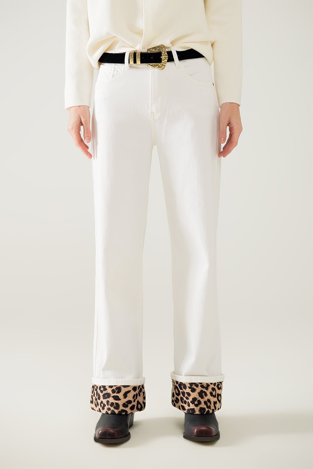 Q2 Calças largas em creme com estampado de leopardo na parte inferior