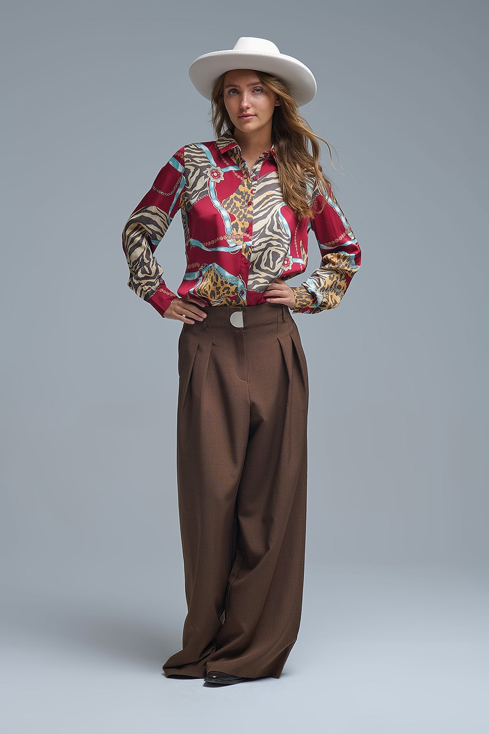 Cal�as largas plissadas camel com fivela met‡lica