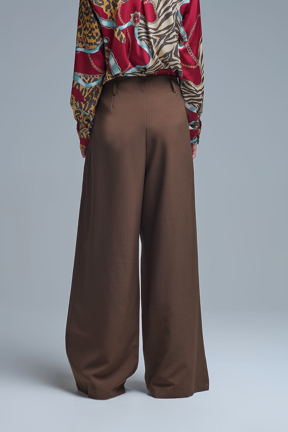 Cal�as largas plissadas camel com fivela met‡lica
