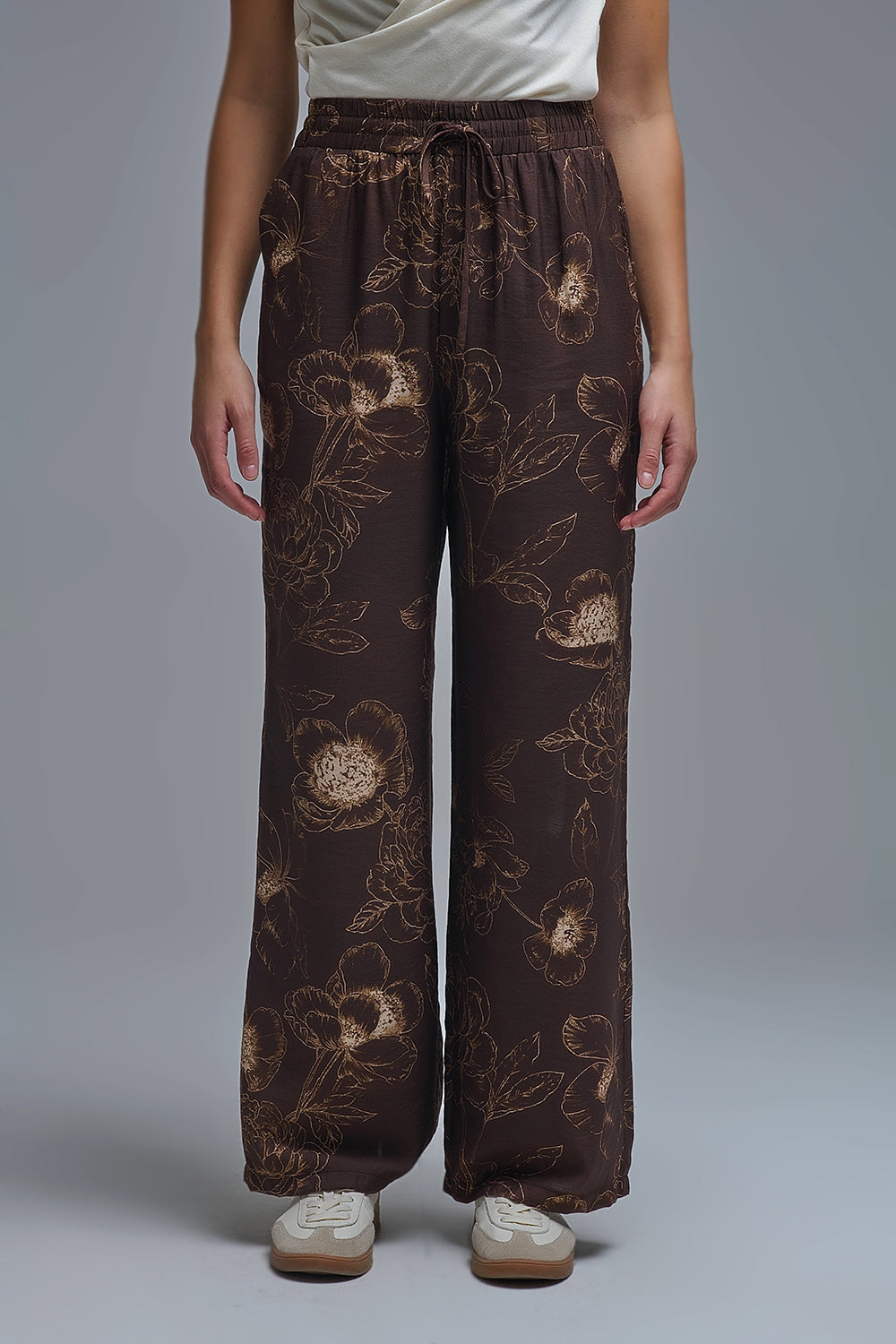 Q2 Calças leves e fluidas castanhas com estampado floral outonal