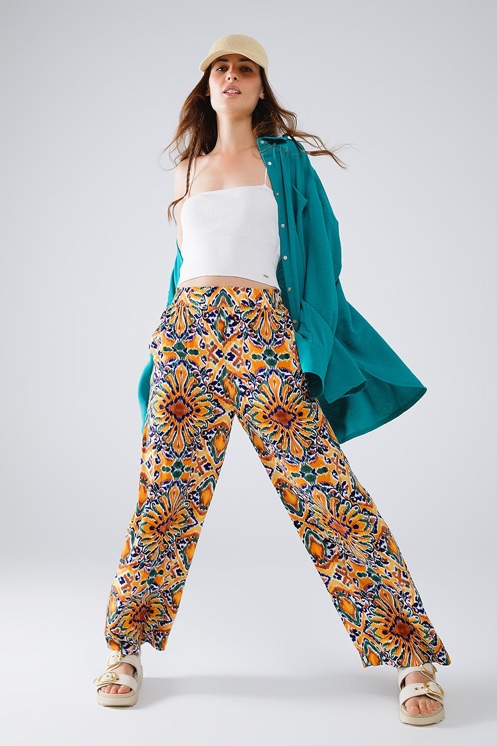 Q2 Calças multicoloridas com estampado de flores em laranja e azul