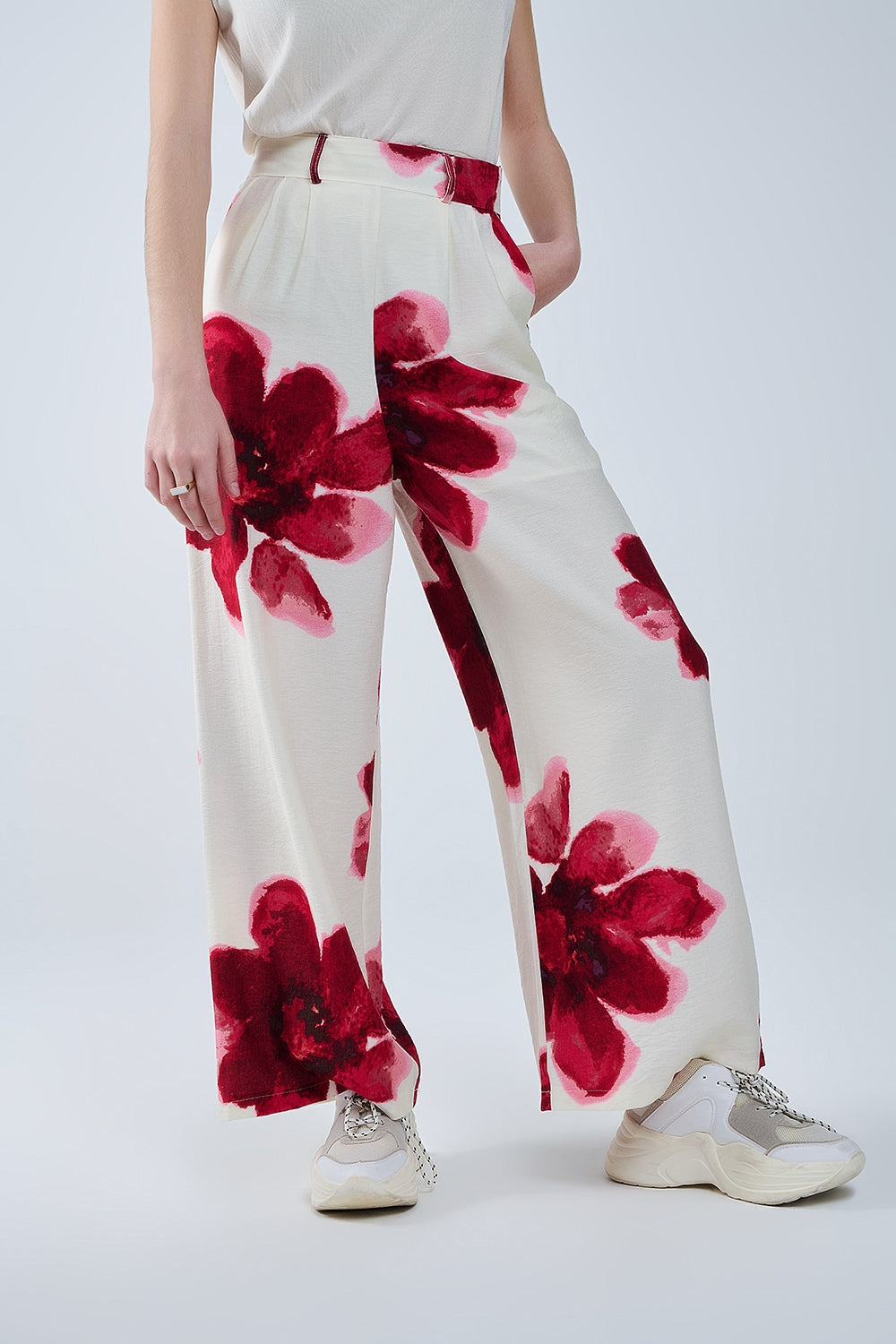 Q2 Calças Palazzo bege com estampado de flores Tropial vermelho e cinto a condizer