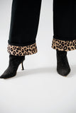 Calças pretas de perna larga com estampado de leopardo na parte inferior