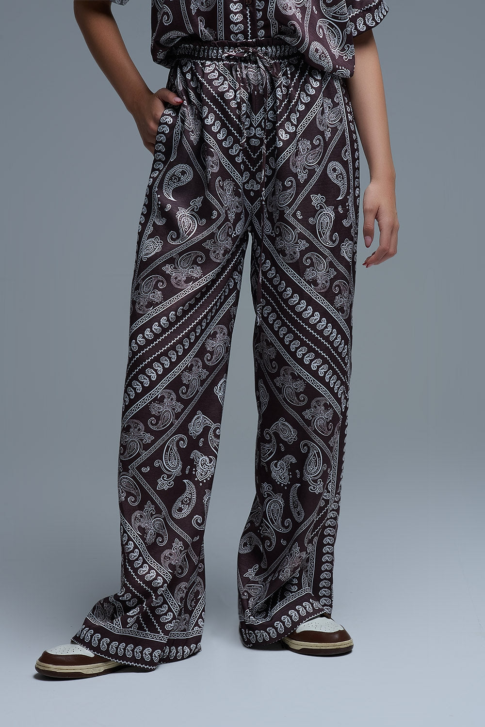 Q2 Calças relaxadas com estampado Paisley e cordão ajustável em castanho