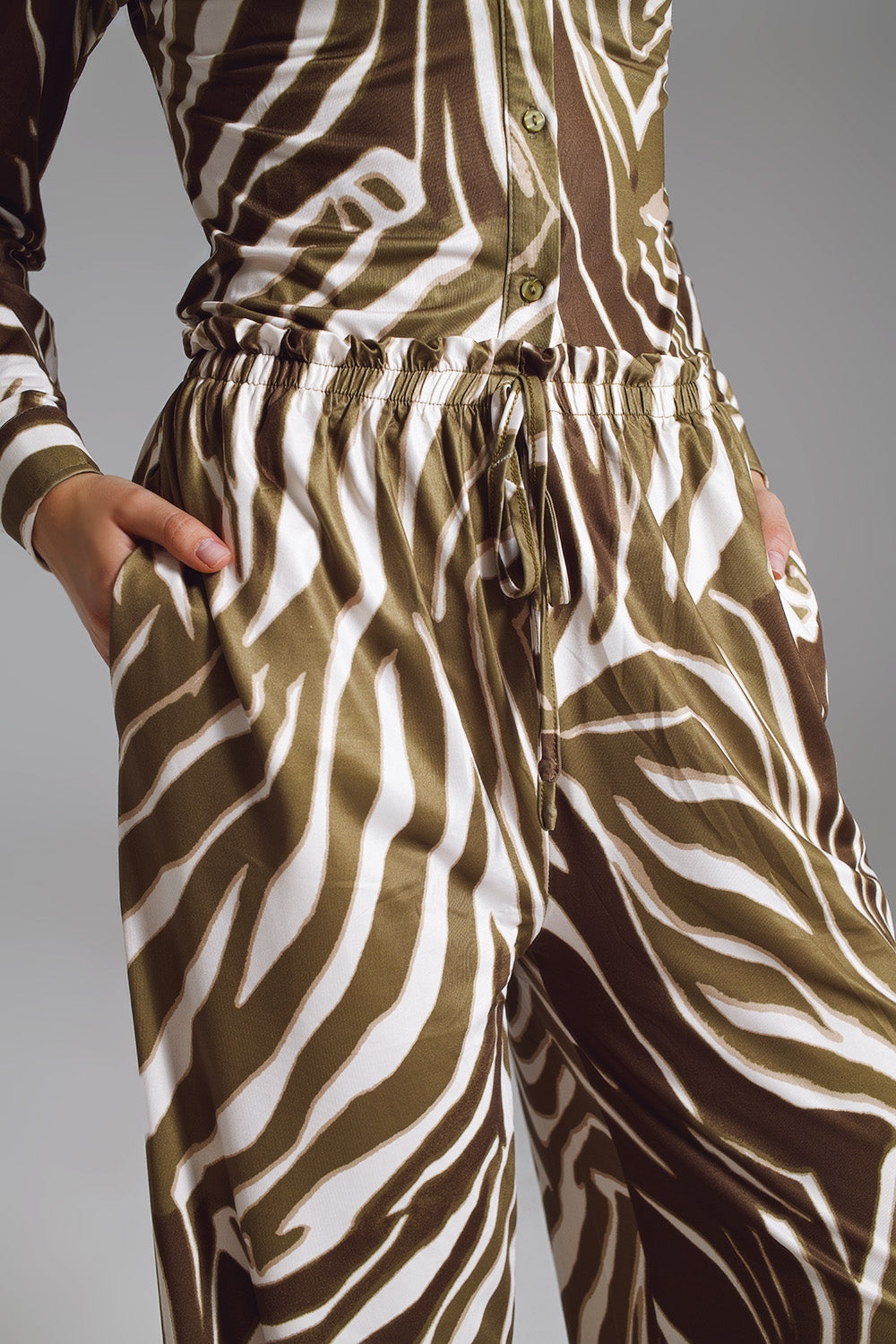 Calças retas com estampa de zebra em verde militar e branco