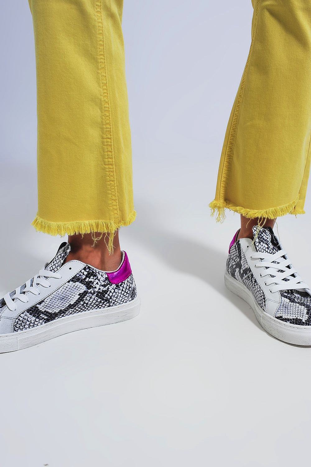 Calças retas em amarelo com tornozelos largos