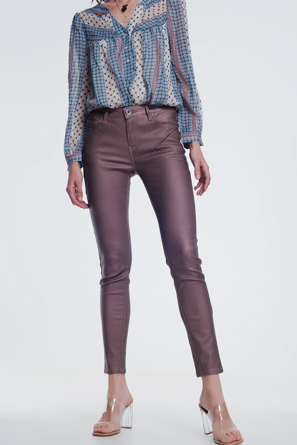 calças revestidas em rosa