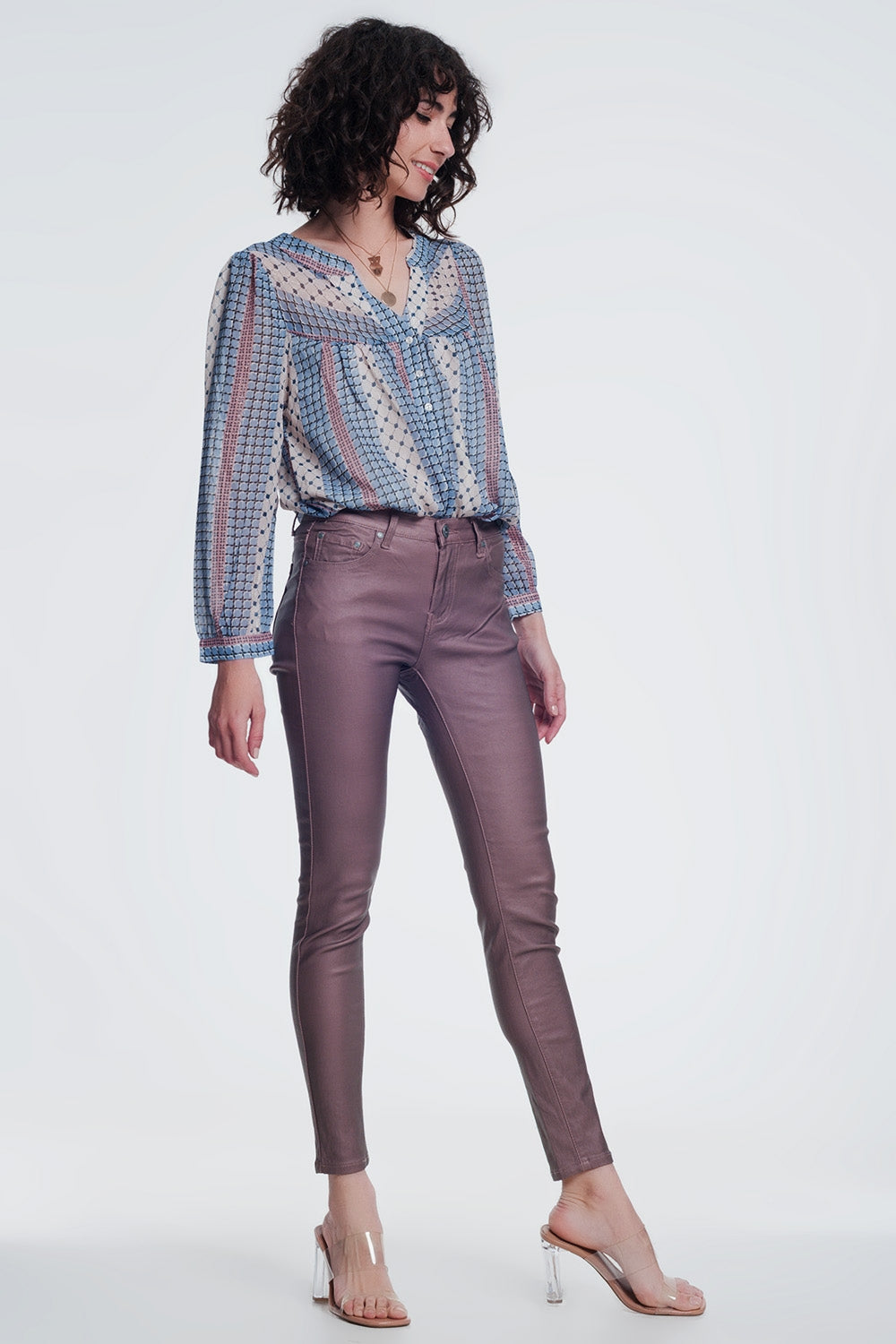 calças revestidas em rosa