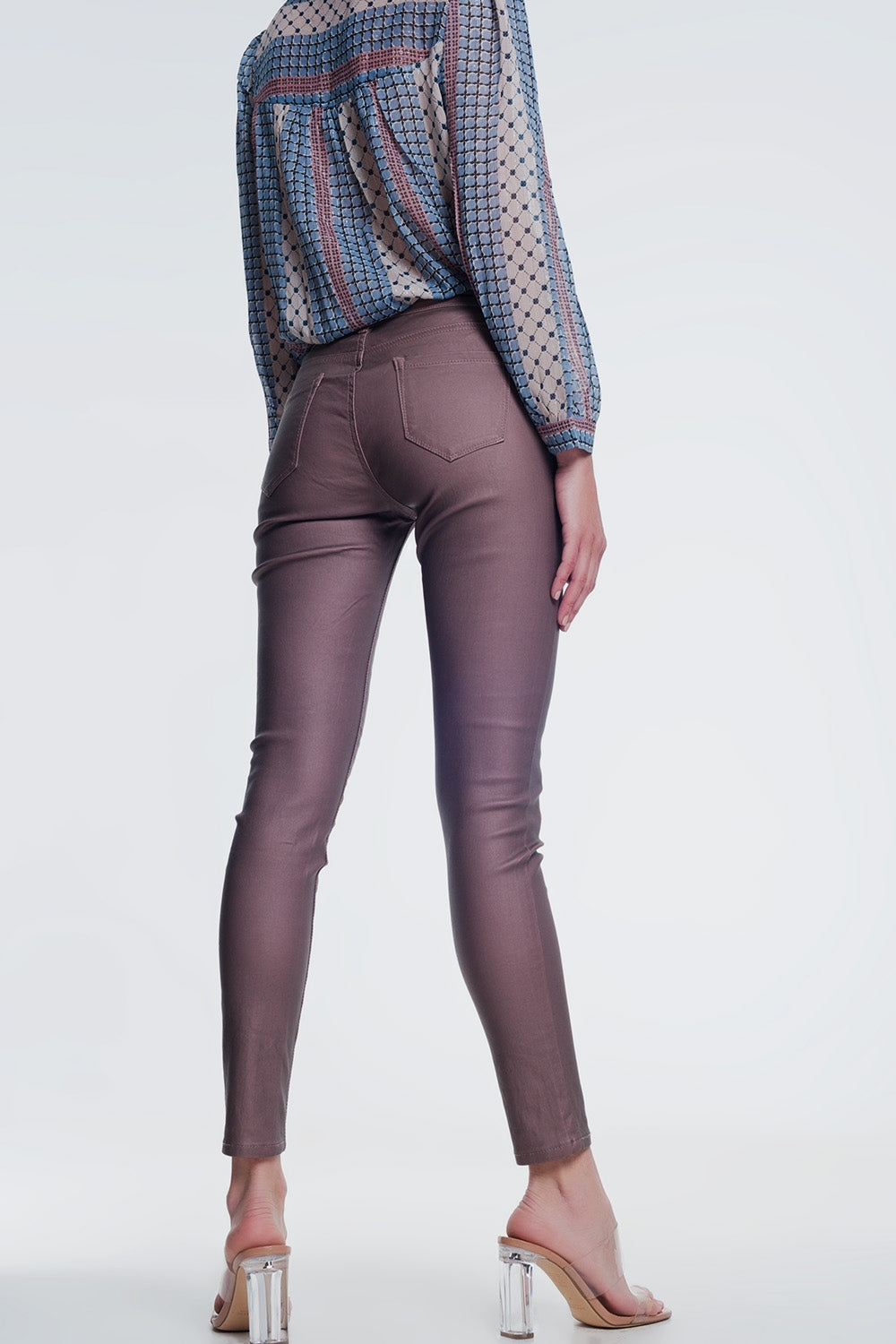 calças revestidas em rosa