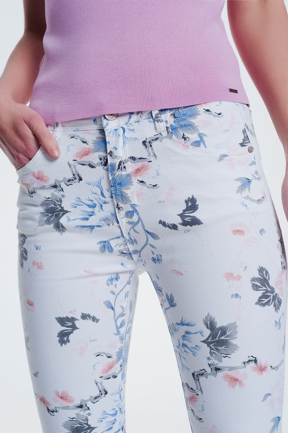 calças skinny branco com estampa floral