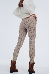 Calças skinny com estampado de cobra em camelo
