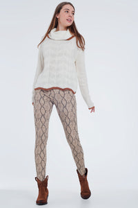 Calças skinny com estampado de cobra em camelo