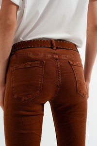 Calças skinny de cintura alta em camelo