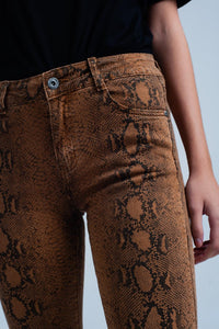 Calças skinny laranja em serpente