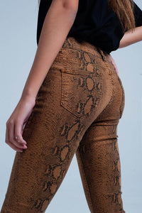 Calças skinny laranja em serpente