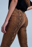 Calças skinny laranja em serpente