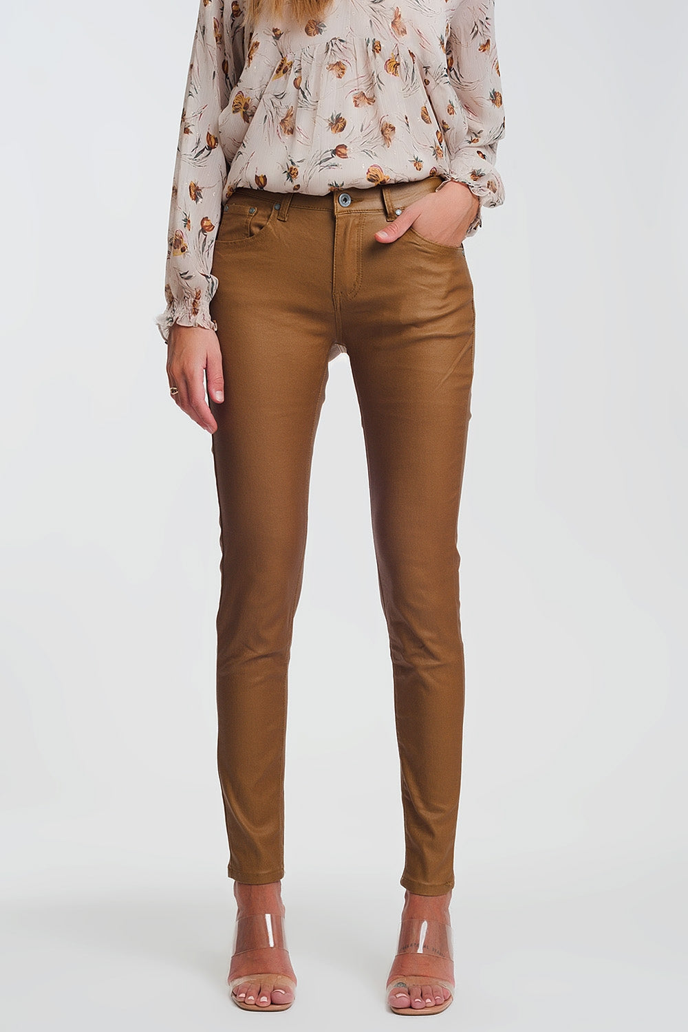 Q2 calças skinny revestidas em camel