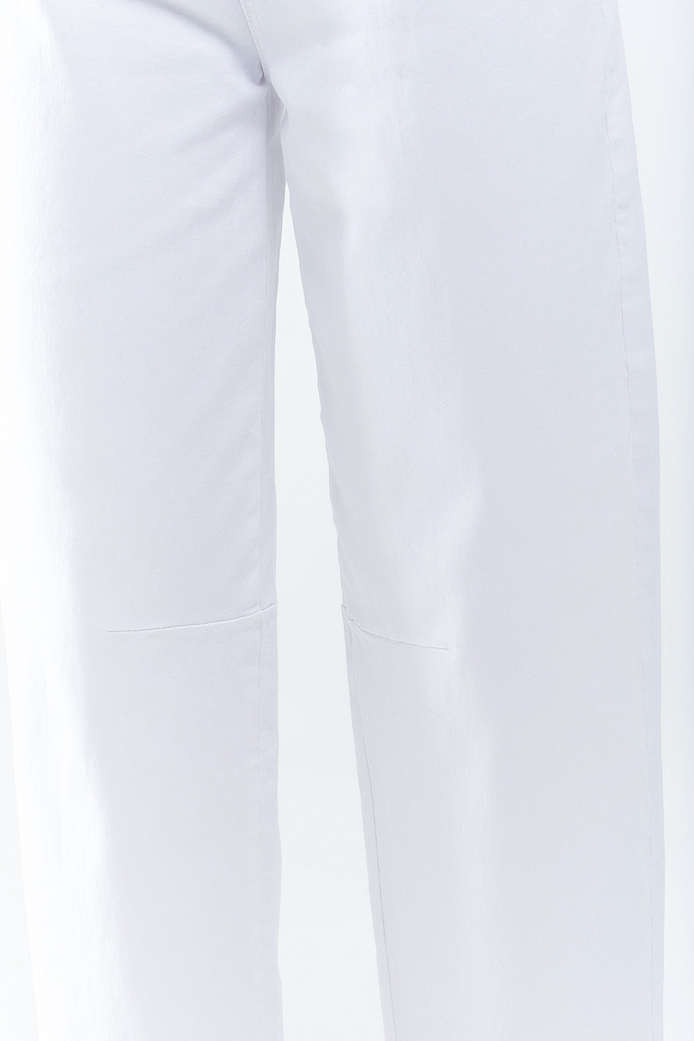 calças stretch confortável com perna cano em branco