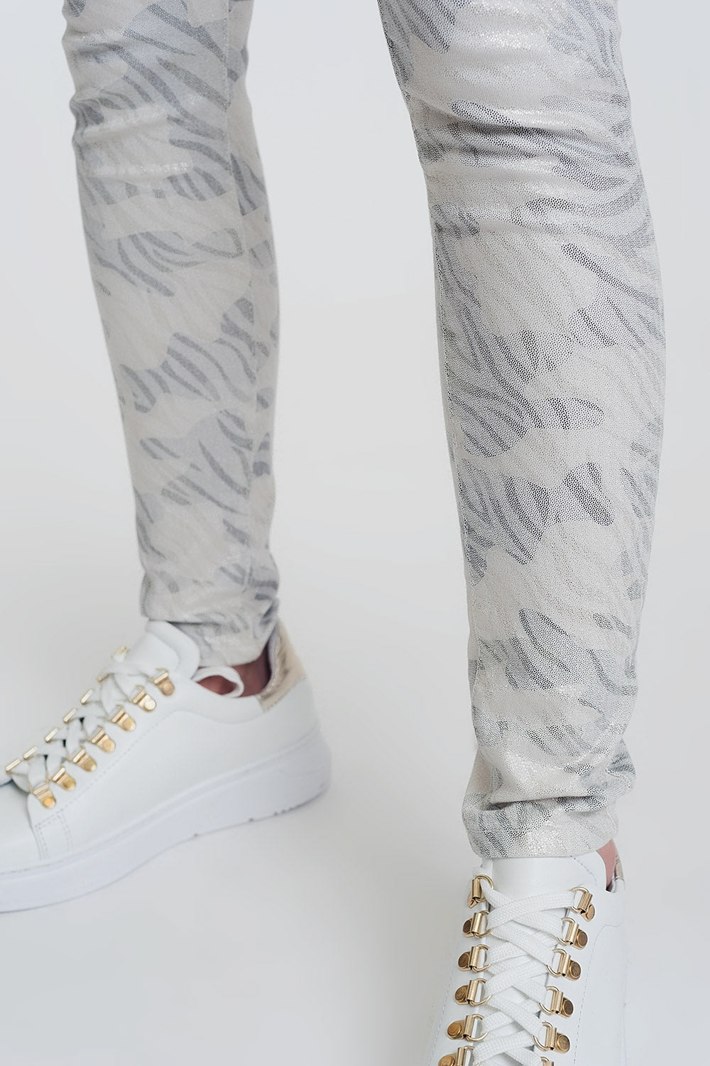 Calças super skinny com perneiras de camuflagem