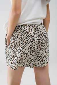 Calções com estampado de leopardo e cintura elástica com cordão