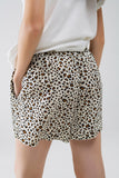 Calções com estampado de leopardo e cintura elástica com cordão