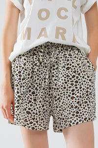 Calções com estampado de leopardo e cintura elástica com cordão