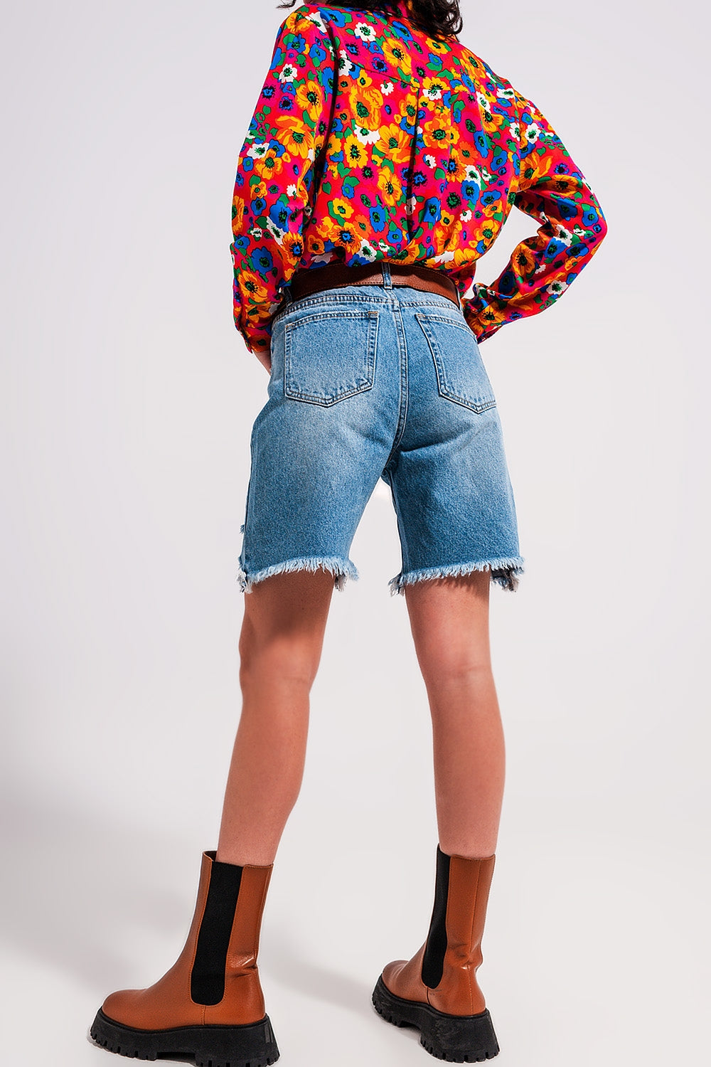 Calções de ganga azul claro com detalhes desfiados