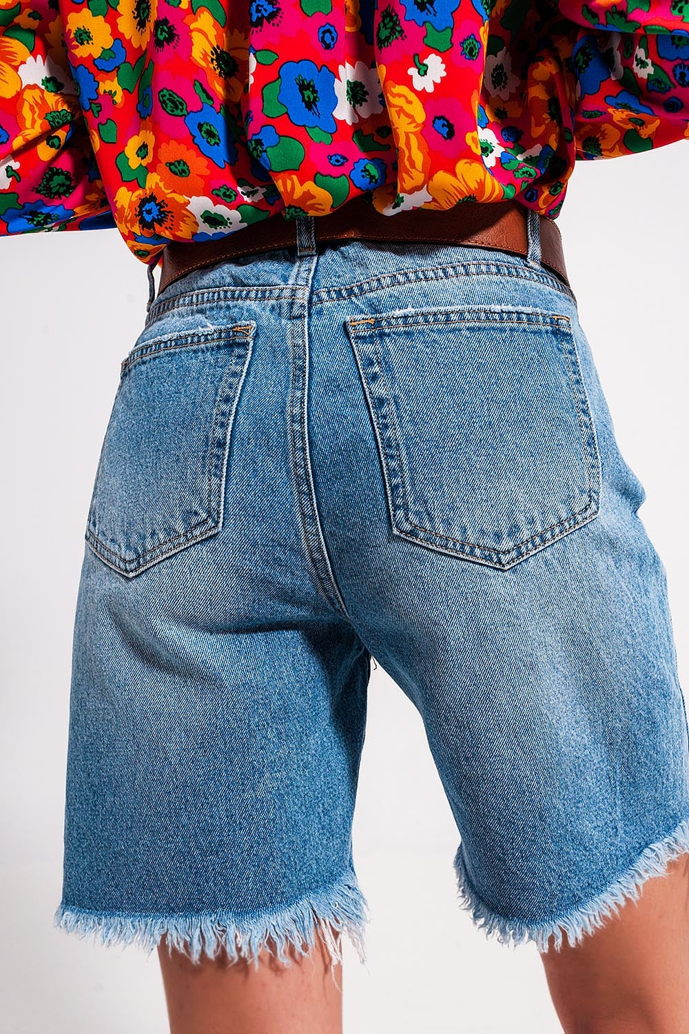 Calções de ganga azul claro com detalhes desfiados