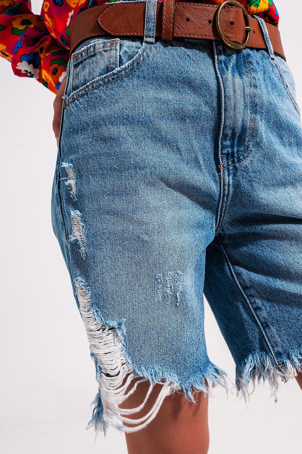 Calções de ganga azul claro com detalhes desfiados