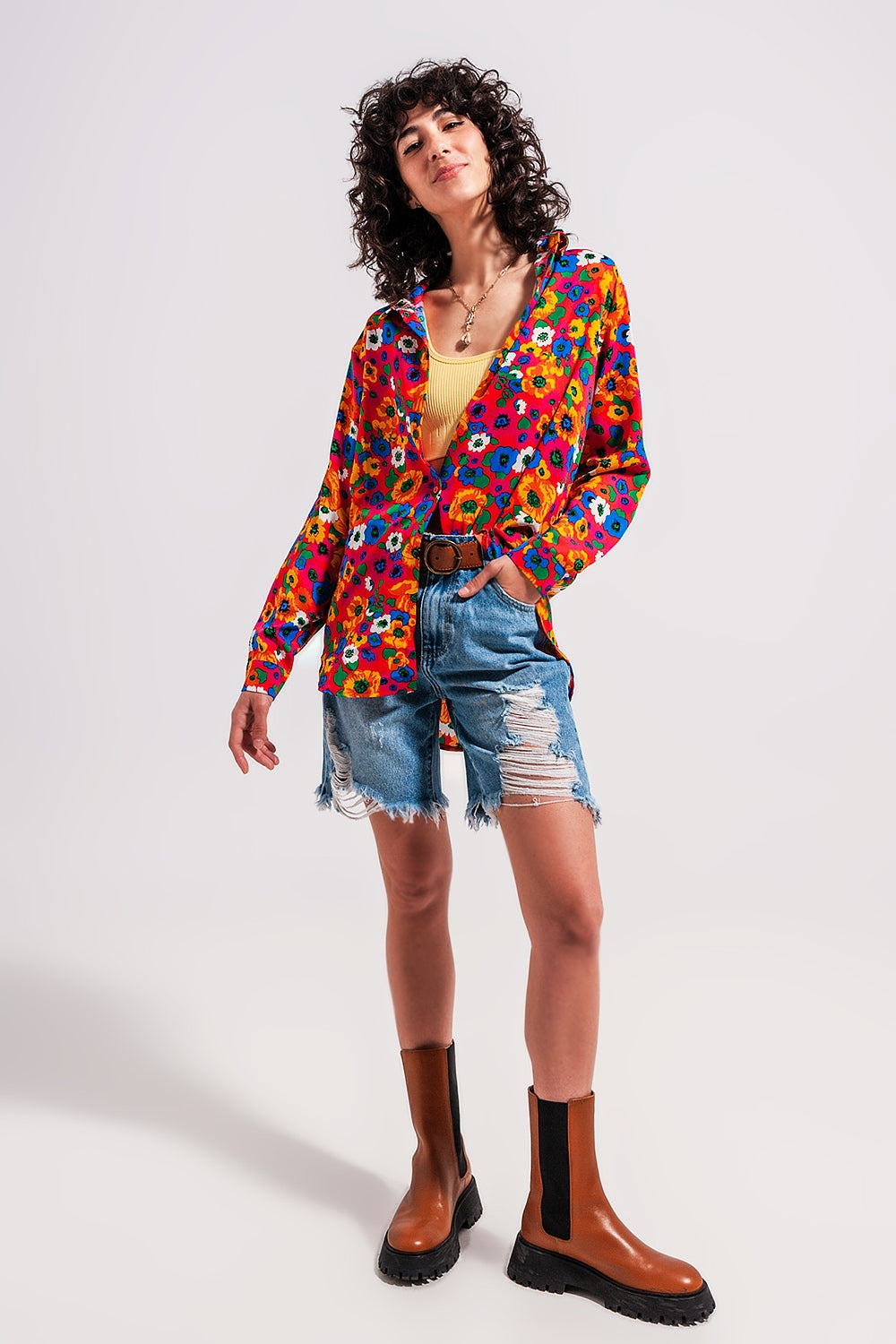 Calções de ganga azul claro com detalhes desfiados