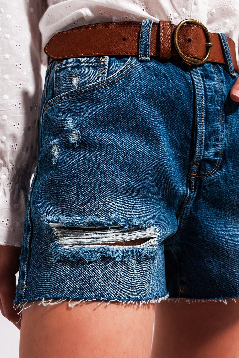 Calções de ganga de cintura alta com desenho rasgado meio lavado