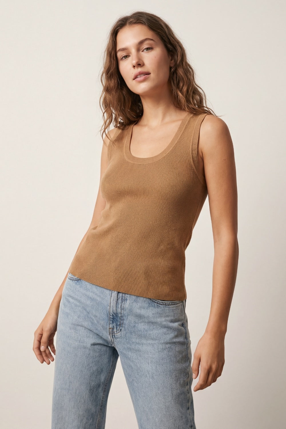 Camel Tank Top em malha canelada com gola redonda