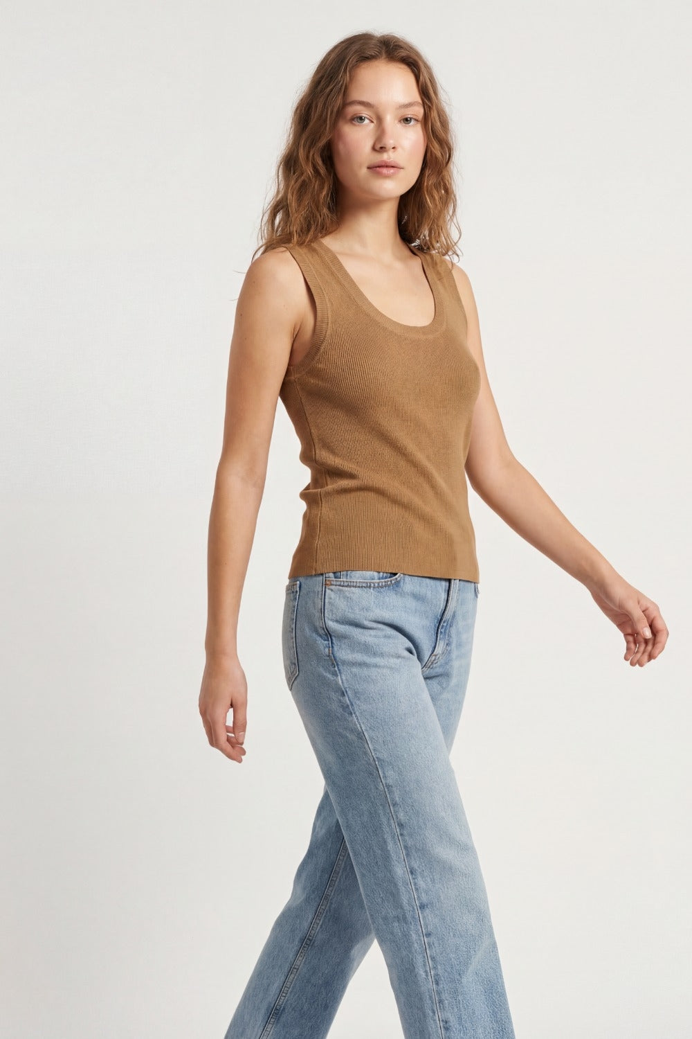 Camel Tank Top em malha canelada com gola redonda