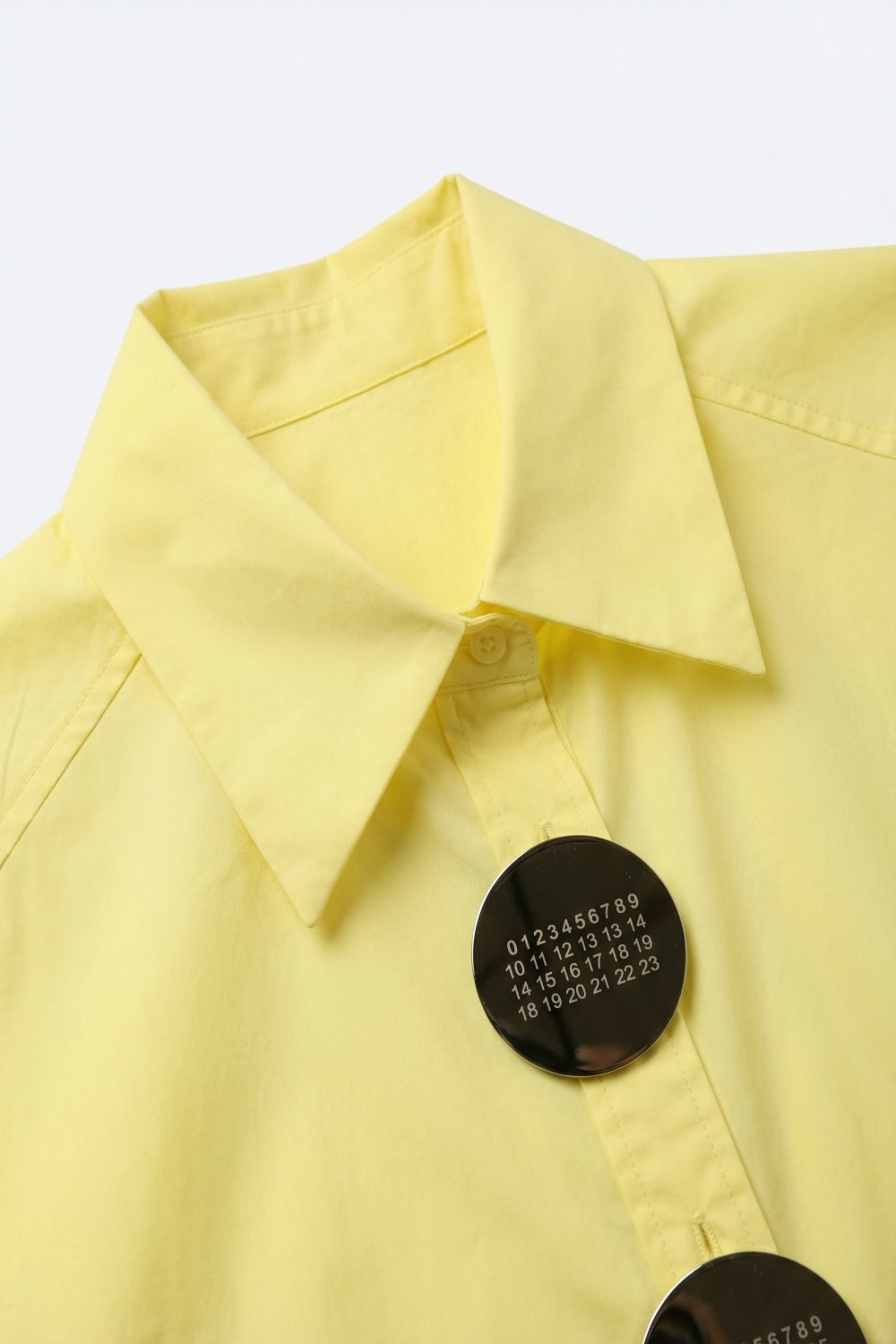 Camisa amarela com botões de tamanho grande