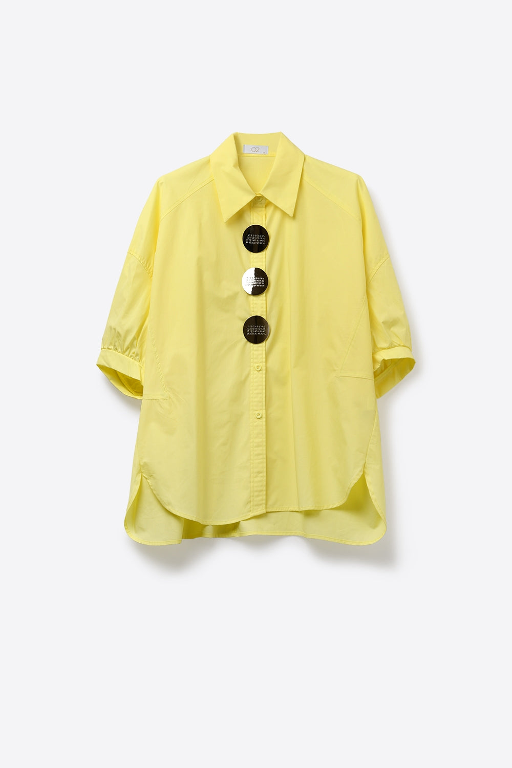 Camisa amarela com botões de tamanho grande