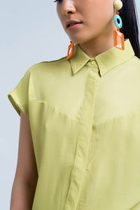 Camisa amarela com detalhe de malha