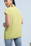 Camisa amarela com detalhe de malha