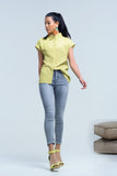 Camisa amarela com detalhe de malha