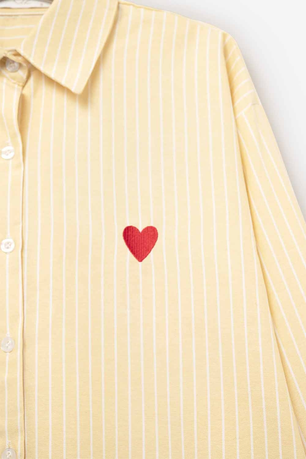 Camisa às riscas amarela com bordado de corações vermelhos