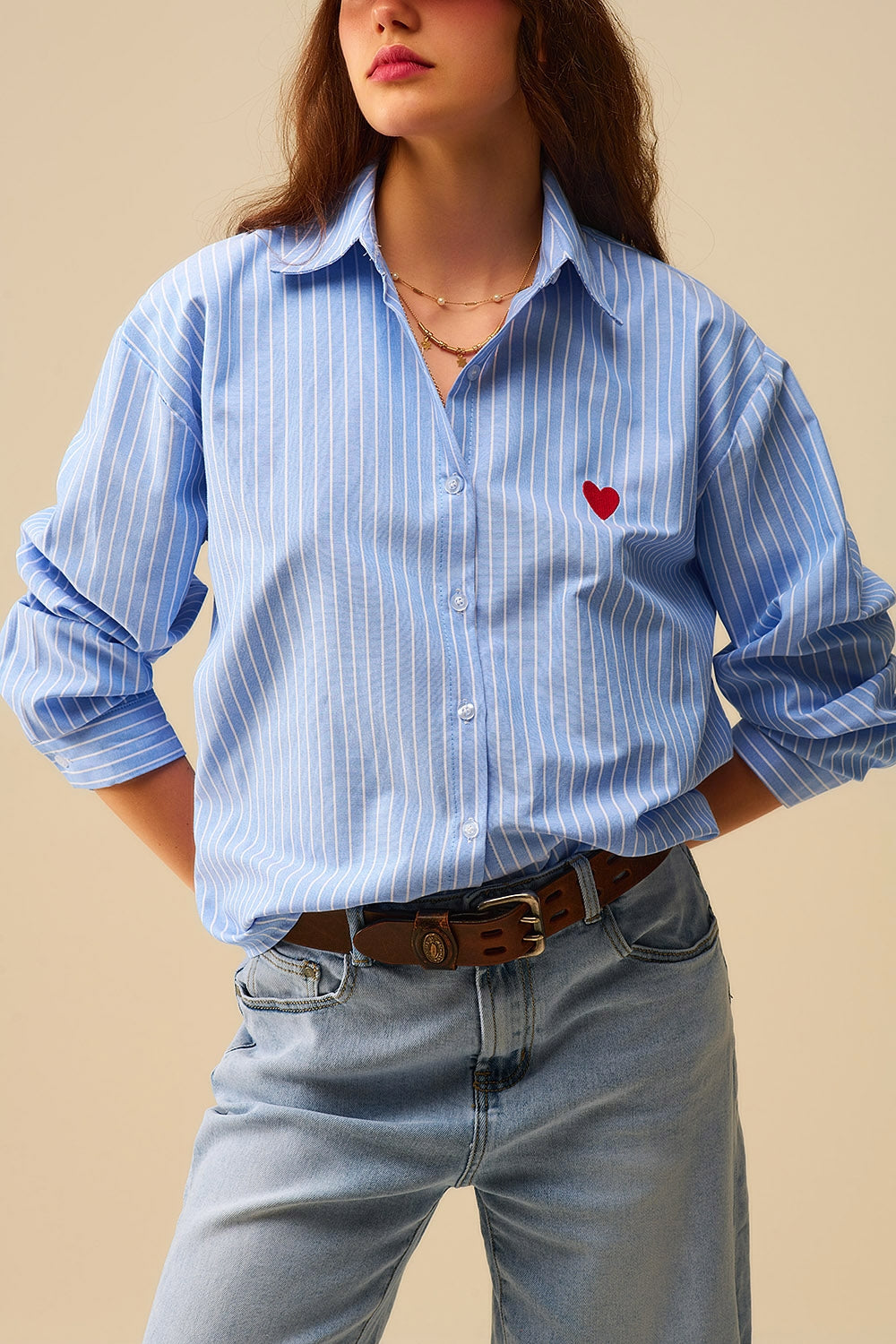 Q2 Camisa às riscas azuis com bordado de corações vermelhos